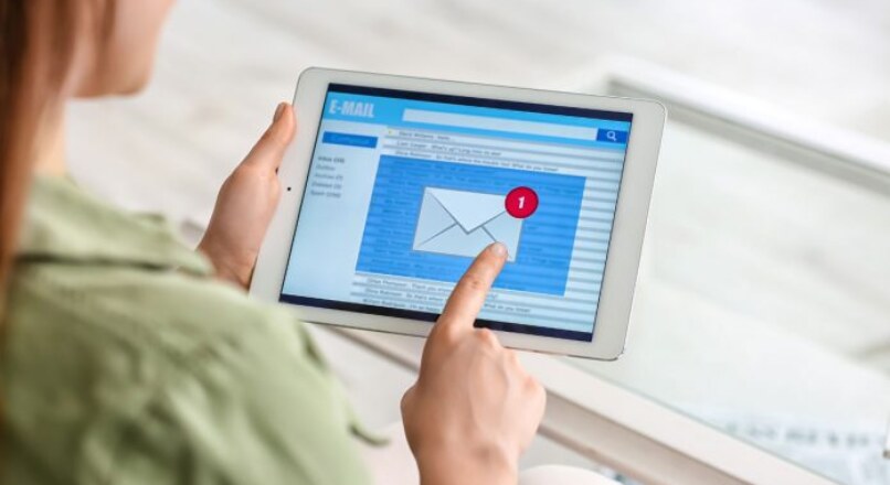 Los impactos legales de notificar en papel a una empresa