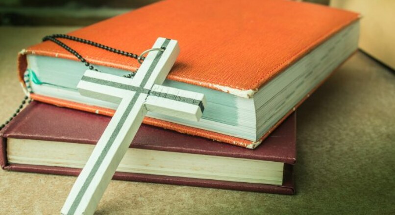 Prohibición de símbolos religiosos en el trabajo: Normativa y derechos del empleado