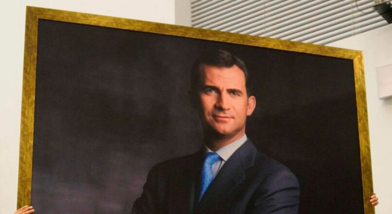 La obligación real de los Ayuntamientos: Retrato del Rey en el Salón de Plenos