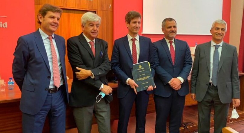 Tesis doctoral: Los actos administrativos nulos de pleno derecho y su impacto en el sistema legal